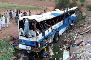 পাকিস্তানে বাস খাদে পড়ে নিহত ২৭