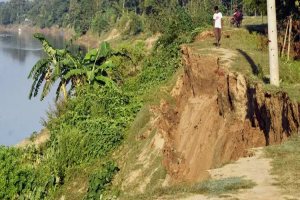 মনু নদীর বাঁধে আকস্মিক ধস, আতঙ্কে এলাকাবাসী