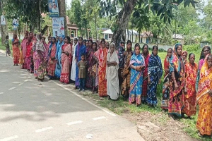 দেড় মাস মজুরি বন্ধ, বিপাকে চা শ্রমিকরা