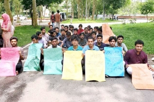 শাবিতে ভেতরে সিন্ডিকেট বৈঠক, বাইরে বিক্ষোভ