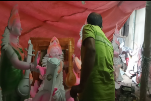 রং তুলির আঁচড়ে রুপ পাচ্ছেন দেবী সরস্বতী 
