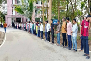 শাবিপ্রবিতে নিরাপত্তাকর্মী বহিষ্কারের প্রতিবাদে মানববন্ধন