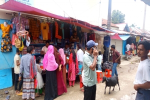 মধ্যনগরে জমেছে ঈদের কেনাকাটা