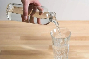 মদের বোতলে পানি পান করা কি জায়েজ?