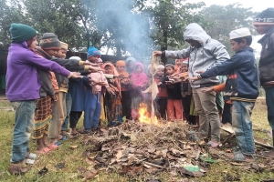 তীব্র শীতে আগুন পোহাতে, ধুম পড়েছে গ্রামে