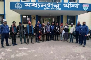 মধ্যনগরে দুইশ বস্তা চিনিসহ আটক ১০