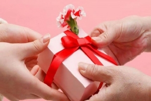 ভালোবাসা দিবসে প্রিয়জনকে সাধ্যের মধ্যে দিতে পারেন যেসব উপহার