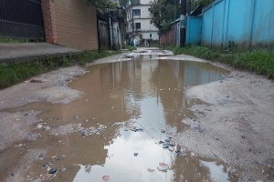 নগরীর ৩৫ নং ওয়ার্ড সড়কের বেহাল দশা, সংস্কার দাবি