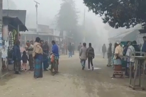 শীতে 'কাবু' শ্রমজীবী মানুষ