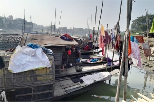 কালনীর কূল ছেড়ে ডাঙায় উঠতে চায় ১১ বেদে পরিবার