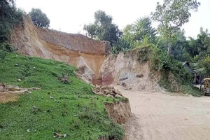 বড়লেখায় পুলিশ তদন্ত কেন্দ্রের কাছেই টিলা কেটে মাটি বিক্রির অভিযোগ