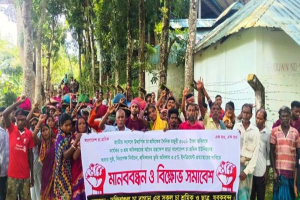 বড়লেখায় ৫০০ টাকা মজুরির দাবিতে চা শ্রমিকদের বিক্ষোভ