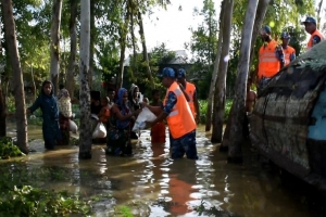 হবিগঞ্জে বন্যার্তদের উদ্ধার ও ত্রাণ সহায়তায় সক্রিয় কোস্ট গার্ড