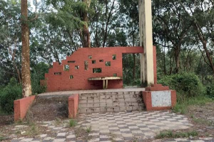 অযত্নে হারিয়ে যাচ্ছে ফয়জাবাদ বধ্যভূমির স্মৃতি, সন্ধ্যা নামলেই মাদকসেবীদের আড্ডা