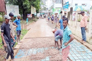 কুলাউড়া উপজেলা স্বাস্থ্য কমপ্লেক্সে সড়কের কাজে অনিয়মের অভিযোগ