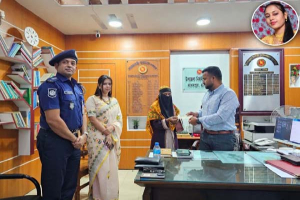 সৌদি ফেরত নির্যাতিত রেহেনার পাশে ইউএনও, দিলেন ১০ হাজার টাকা