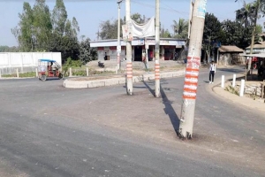 সড়কের মাধ্যখানে বিদ্যুতের খুঁটি, দুর্ভোগ
