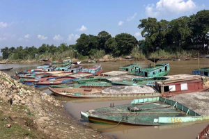 কোম্পানীগঞ্জে দশটি বাল্কহেড জব্দ, আটক ৯