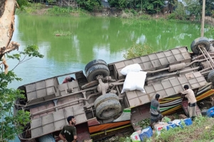 সুনামগঞ্জে নিয়ন্ত্রণ হারিয়ে বাস খাদে, আহত ৩০ 