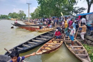 সুনামগঞ্জের হাওরে নৌকার জমজমাট হাট 