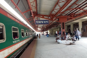 শায়েস্তাগঞ্জ কাগজে -কলমে আধুনিকায়ন রি-মডেলিং জংশনে এখনো মিলে না প্লাট ফর্মে পানি সেবা
