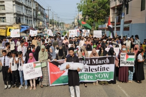 ফিলিস্তিনে গণহত্যার প্রতিবাদে রাস্তায় নারী ও শিশুরা