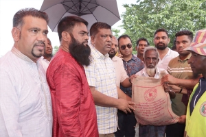 বন্যার্তদের মাঝে সিসিক মেয়রের ত্রাণ বিতরণ 