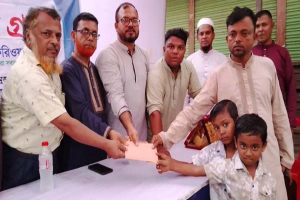 মাধবপুরে এতিম দুই শিশুর পরিবারের পাশে স্বচ্ছতা গ্রুপ, দিল ২৫ হাজার টাকা