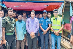 জাফলংয়ে যাত্রী ছাউনি দখল করে দোকান নির্মাণ: প্রশাসনের উচ্ছেদ অভিযান