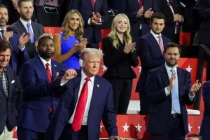 কানে ব্যান্ডেজ নিয়ে রিপাবলিকান সম্মেলনে ডোনাল্ড ট্রাম্প