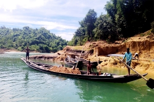 লালাখাল ধ্বংস করে অবাধে চলে বালু উত্তোলন