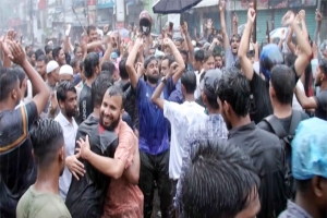 নগরে রাস্তায় উচ্ছ্বসিত সাধারণ জনতা
