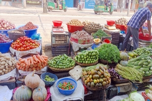 সিলেটে কমেছে মুরগির দাম, সবজি নাগালের বাইরে
