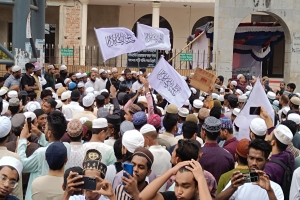 হঠাৎ মিছিলে মিছিলে উত্তাল কোর্ট পয়েন্ট