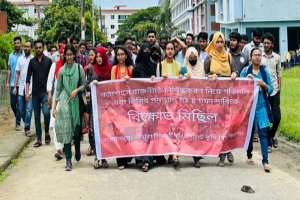 সিকৃবিতে আন্দোলন: ক্লাস-পরীক্ষা শুরুর দাবিতে ২৪ ঘন্টার আল্টিমেটাম