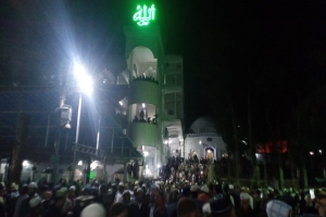 মহান রবের নৈকট্য লাভের চেষ্টায় মুসল্লীরা 