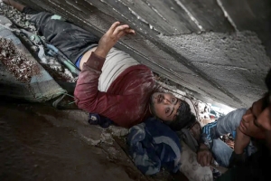 গাজায় আবাসিক ভবনে দফায় দফায় ইসরায়েলি হামলা, নিহত আরও ৩৫