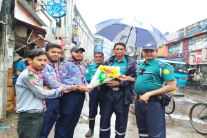 পুলিশকে ফুল দিয়ে বরণ করলো শিক্ষার্থীরা