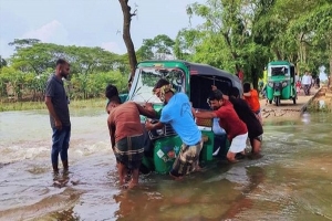 ধীরগতিতে কমছে পানি