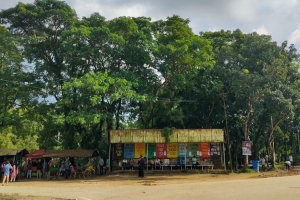 শাবির প্রধান ফটকে নেই যাত্রী ছাউনি, দুর্ভোগে শিক্ষার্থীরা