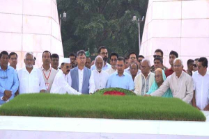 জিয়াউর রহমান ও খালেদা জিয়ার সমাধিতে প্রধানমন্ত্রীর শ্রদ্ধা