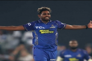 চার ওভারে পাঁচ শিকার থুশারার