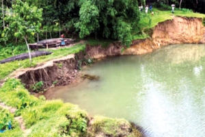 খাসিয়ামারা নদী ভাঙনে বিলীন হচ্ছে ফসলি জমি ও বসতভিটা