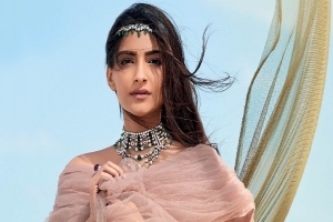 কার সঙ্গ পেয়েছেন সোনম?