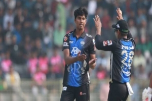 ১০৪ রানে গুটিয়ে যায় দুরন্ত ঢাকা 
