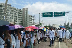 হাসপাতাল চালুর দাবিতে সড়ক অবরোধ সুনামগঞ্জ মেডিকেলের শিক্ষার্থীদের