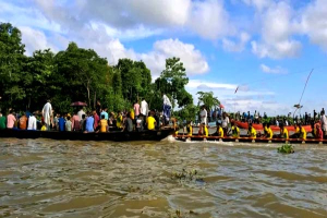 সুনাই নদীতে নৌকাবাইচ দেখতে দুই পাড়ে মানুষের ঢল