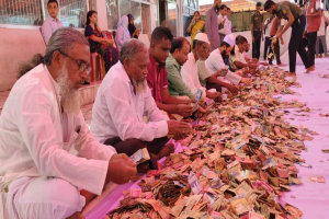 শাহজালাল মাজারের দানবাক্সের টাকা গণনা চলছে