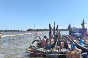 মহাসড়কে ফেলা হচ্ছে অবৈধভাবে উত্তোলিত বালু