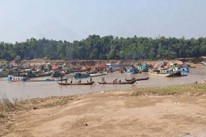 মরাচেলা নদীতে বালু লুট, ভাঙনের আতঙ্কে নরসিংপুরের কয়েক গ্রামের মানুষ